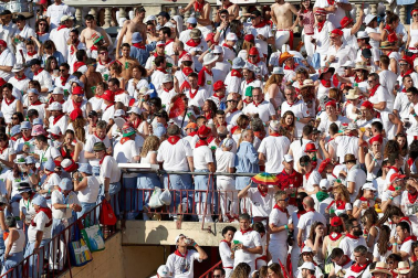 Público asistente a la Plaza de Toros de Pamplona durante la tercera corrida de la Feria del Toro 2019 con la ganadería de José Escolar para los diestros Fernando Robleño, Javier Castaño y Pepe Moral.