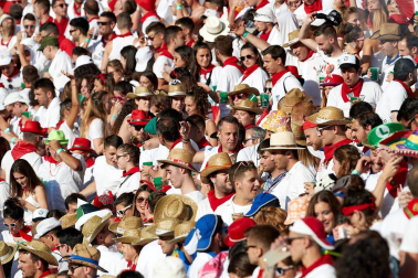 Público asistente a la Plaza de Toros de Pamplona durante la tercera corrida de la Feria del Toro 2019 con la ganadería de José Escolar para los diestros Fernando Robleño, Javier Castaño y Pepe Moral.