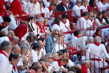 Público asistente a la Plaza de Toros de Pamplona durante la tercera corrida de la Feria del Toro 2019 con la ganadería de José Escolar para los diestros Fernando Robleño, Javier Castaño y Pepe Moral.
