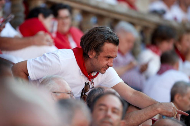 Público asistente a la Plaza de Toros de Pamplona durante la tercera corrida de la Feria del Toro 2019 con la ganadería de José Escolar para los diestros Fernando Robleño, Javier Castaño y Pepe Moral.