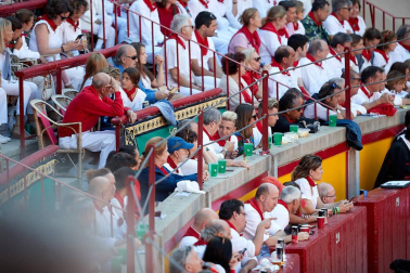 Público asistente a la Plaza de Toros de Pamplona durante la tercera corrida de la Feria del Toro 2019 con la ganadería de José Escolar para los diestros Fernando Robleño, Javier Castaño y Pepe Moral.