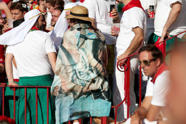 Público asistente a la Plaza de Toros de Pamplona durante la tercera corrida de la Feria del Toro 2019 con la ganadería de José Escolar para los diestros Fernando Robleño, Javier Castaño y Pepe Moral.