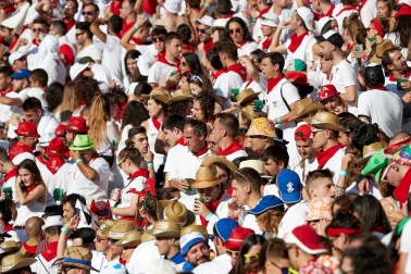 Público asistente a la Plaza de Toros de Pamplona durante la tercera corrida de la Feria del Toro 2019 con la ganadería de José Escolar para los diestros Fernando Robleño, Javier Castaño y Pepe Moral.