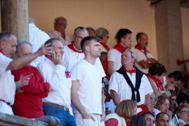 Público asistente a la Plaza de Toros de Pamplona durante la tercera corrida de la Feria del Toro 2019 con la ganadería de José Escolar para los diestros Fernando Robleño, Javier Castaño y Pepe Moral.