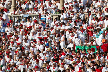 Público asistente a la Plaza de Toros de Pamplona durante la tercera corrida de la Feria del Toro 2019 con la ganadería de José Escolar para los diestros Fernando Robleño, Javier Castaño y Pepe Moral.