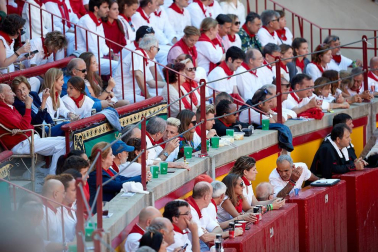 Público asistente a la Plaza de Toros de Pamplona durante la tercera corrida de la Feria del Toro 2019 con la ganadería de José Escolar para los diestros Fernando Robleño, Javier Castaño y Pepe Moral.
