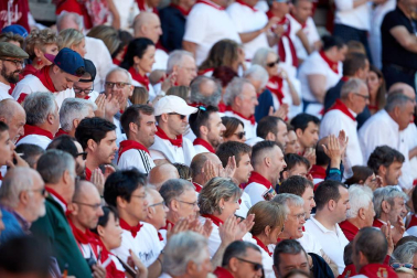 Público asistente a la Plaza de Toros de Pamplona durante la tercera corrida de la Feria del Toro 2019 con la ganadería de José Escolar para los diestros Fernando Robleño, Javier Castaño y Pepe Moral.