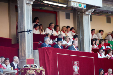 Público asistente a la Plaza de Toros de Pamplona durante la tercera corrida de la Feria del Toro 2019 con la ganadería de José Escolar para los diestros Fernando Robleño, Javier Castaño y Pepe Moral.