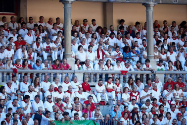 Público asistente a la Plaza de Toros de Pamplona durante la tercera corrida de la Feria del Toro 2019 con la ganadería de José Escolar para los diestros Fernando Robleño, Javier Castaño y Pepe Moral.