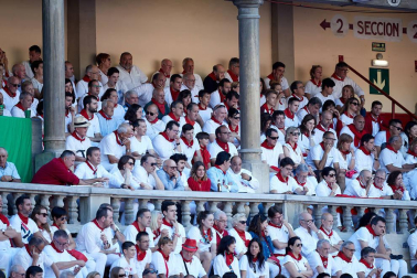 Público asistente a la Plaza de Toros de Pamplona durante la tercera corrida de la Feria del Toro 2019 con la ganadería de José Escolar para los diestros Fernando Robleño, Javier Castaño y Pepe Moral.