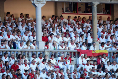 Público asistente a la Plaza de Toros de Pamplona durante la tercera corrida de la Feria del Toro 2019 con la ganadería de José Escolar para los diestros Fernando Robleño, Javier Castaño y Pepe Moral.