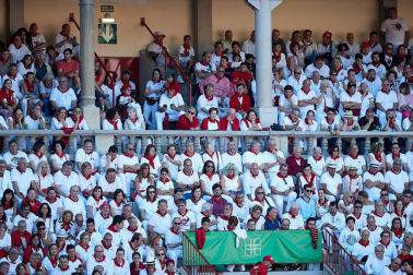 Público asistente a la Plaza de Toros de Pamplona durante la tercera corrida de la Feria del Toro 2019 con la ganadería de José Escolar para los diestros Fernando Robleño, Javier Castaño y Pepe Moral.