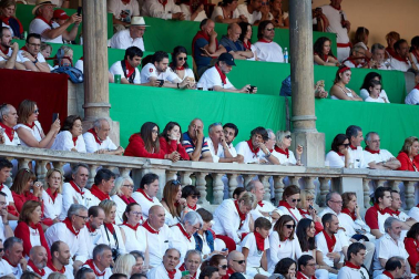 Público asistente a la Plaza de Toros de Pamplona durante la tercera corrida de la Feria del Toro 2019 con la ganadería de José Escolar para los diestros Fernando Robleño, Javier Castaño y Pepe Moral.