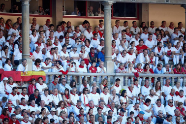 Público asistente a la Plaza de Toros de Pamplona durante la tercera corrida de la Feria del Toro 2019 con la ganadería de José Escolar para los diestros Fernando Robleño, Javier Castaño y Pepe Moral.