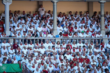 Público asistente a la Plaza de Toros de Pamplona durante la tercera corrida de la Feria del Toro 2019 con la ganadería de José Escolar para los diestros Fernando Robleño, Javier Castaño y Pepe Moral.