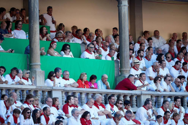 Público asistente a la Plaza de Toros de Pamplona durante la tercera corrida de la Feria del Toro 2019 con la ganadería de José Escolar para los diestros Fernando Robleño, Javier Castaño y Pepe Moral.
