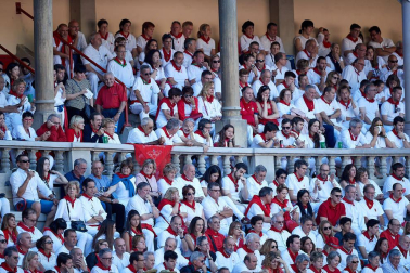 Público asistente a la Plaza de Toros de Pamplona durante la tercera corrida de la Feria del Toro 2019 con la ganadería de José Escolar para los diestros Fernando Robleño, Javier Castaño y Pepe Moral.