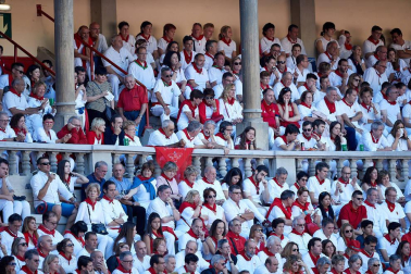 Público asistente a la Plaza de Toros de Pamplona durante la tercera corrida de la Feria del Toro 2019 con la ganadería de José Escolar para los diestros Fernando Robleño, Javier Castaño y Pepe Moral.