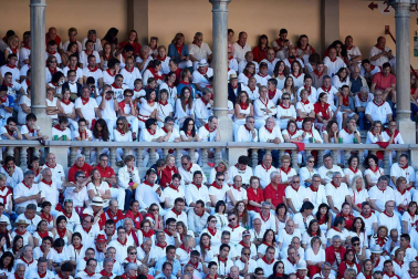 Público asistente a la Plaza de Toros de Pamplona durante la tercera corrida de la Feria del Toro 2019 con la ganadería de José Escolar para los diestros Fernando Robleño, Javier Castaño y Pepe Moral.
