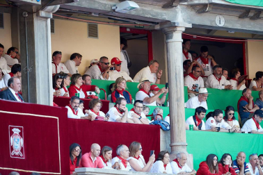 Público asistente a la Plaza de Toros de Pamplona durante la tercera corrida de la Feria del Toro 2019 con la ganadería de José Escolar para los diestros Fernando Robleño, Javier Castaño y Pepe Moral.