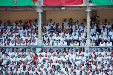 Público asistente a la Plaza de Toros de Pamplona durante la tercera corrida de la Feria del Toro 2019 con la ganadería de José Escolar para los diestros Fernando Robleño, Javier Castaño y Pepe Moral.