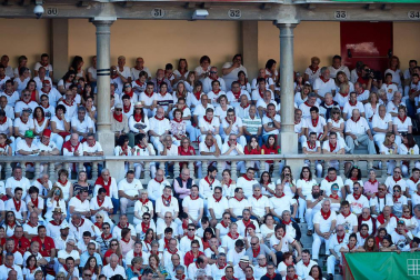 Público asistente a la Plaza de Toros de Pamplona durante la tercera corrida de la Feria del Toro 2019 con la ganadería de José Escolar para los diestros Fernando Robleño, Javier Castaño y Pepe Moral.