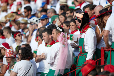 Público asistente a la Plaza de Toros de Pamplona durante la tercera corrida de la Feria del Toro 2019 con la ganadería de José Escolar para los diestros Fernando Robleño, Javier Castaño y Pepe Moral.