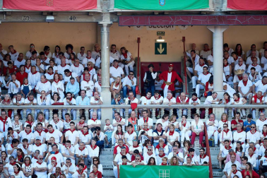 Público asistente a la Plaza de Toros de Pamplona durante la tercera corrida de la Feria del Toro 2019 con la ganadería de José Escolar para los diestros Fernando Robleño, Javier Castaño y Pepe Moral.