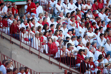 Público asistente a la Plaza de Toros de Pamplona durante la tercera corrida de la Feria del Toro 2019 con la ganadería de José Escolar para los diestros Fernando Robleño, Javier Castaño y Pepe Moral.