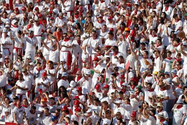 Público asistente a la Plaza de Toros de Pamplona durante la tercera corrida de la Feria del Toro 2019 con la ganadería de José Escolar para los diestros Fernando Robleño, Javier Castaño y Pepe Moral.