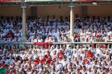 Público asistente a la Plaza de Toros de Pamplona durante la tercera corrida de la Feria del Toro 2019 con la ganadería de José Escolar para los diestros Fernando Robleño, Javier Castaño y Pepe Moral.