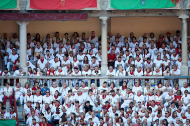 Público asistente a la Plaza de Toros de Pamplona durante la tercera corrida de la Feria del Toro 2019 con la ganadería de José Escolar para los diestros Fernando Robleño, Javier Castaño y Pepe Moral.