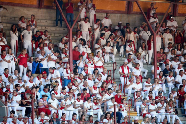 Público asistente a la Plaza de Toros de Pamplona durante la tercera corrida de la Feria del Toro 2019 con la ganadería de José Escolar para los diestros Fernando Robleño, Javier Castaño y Pepe Moral.