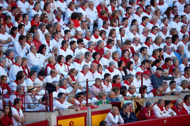 Público asistente a la Plaza de Toros de Pamplona durante la tercera corrida de la Feria del Toro 2019 con la ganadería de José Escolar para los diestros Fernando Robleño, Javier Castaño y Pepe Moral.