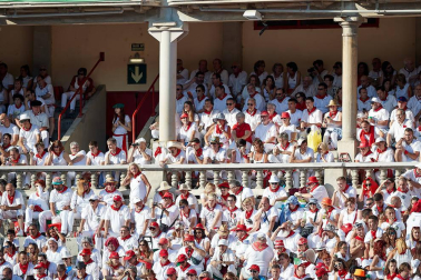 Público asistente a la Plaza de Toros de Pamplona durante la tercera corrida de la Feria del Toro 2019 con la ganadería de José Escolar para los diestros Fernando Robleño, Javier Castaño y Pepe Moral.