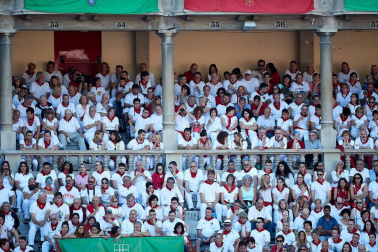 Público asistente a la Plaza de Toros de Pamplona durante la tercera corrida de la Feria del Toro 2019 con la ganadería de José Escolar para los diestros Fernando Robleño, Javier Castaño y Pepe Moral.