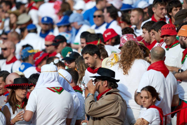 Público asistente a la Plaza de Toros de Pamplona durante la tercera corrida de la Feria del Toro 2019 con la ganadería de José Escolar para los diestros Fernando Robleño, Javier Castaño y Pepe Moral.