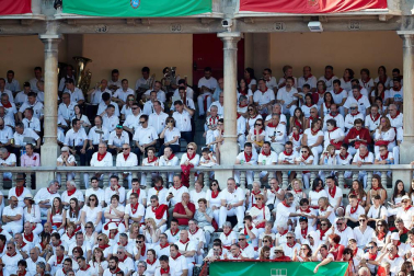Público asistente a la Plaza de Toros de Pamplona durante la tercera corrida de la Feria del Toro 2019 con la ganadería de José Escolar para los diestros Fernando Robleño, Javier Castaño y Pepe Moral.