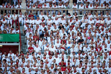 Público asistente a la Plaza de Toros de Pamplona durante la tercera corrida de la Feria del Toro 2019 con la ganadería de José Escolar para los diestros Fernando Robleño, Javier Castaño y Pepe Moral.