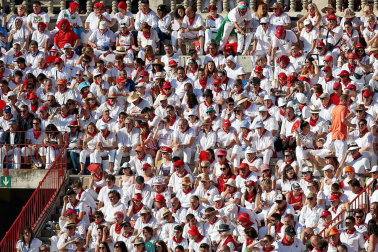 Público asistente a la Plaza de Toros de Pamplona durante la tercera corrida de la Feria del Toro 2019 con la ganadería de José Escolar para los diestros Fernando Robleño, Javier Castaño y Pepe Moral.