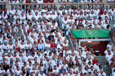 Público asistente a la Plaza de Toros de Pamplona durante la tercera corrida de la Feria del Toro 2019 con la ganadería de José Escolar para los diestros Fernando Robleño, Javier Castaño y Pepe Moral.