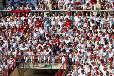 Público asistente a la Plaza de Toros de Pamplona durante la tercera corrida de la Feria del Toro 2019 con la ganadería de José Escolar para los diestros Fernando Robleño, Javier Castaño y Pepe Moral.