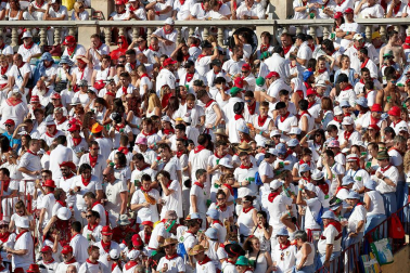 Público asistente a la Plaza de Toros de Pamplona durante la tercera corrida de la Feria del Toro 2019 con la ganadería de José Escolar para los diestros Fernando Robleño, Javier Castaño y Pepe Moral.