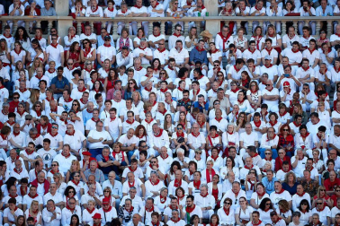 Público asistente a la Plaza de Toros de Pamplona durante la tercera corrida de la Feria del Toro 2019 con la ganadería de José Escolar para los diestros Fernando Robleño, Javier Castaño y Pepe Moral.