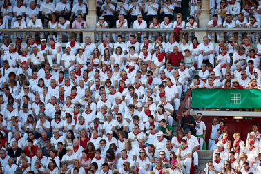 Público asistente a la Plaza de Toros de Pamplona durante la tercera corrida de la Feria del Toro 2019 con la ganadería de José Escolar para los diestros Fernando Robleño, Javier Castaño y Pepe Moral.