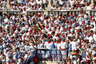 Público asistente a la Plaza de Toros de Pamplona durante la tercera corrida de la Feria del Toro 2019 con la ganadería de José Escolar para los diestros Fernando Robleño, Javier Castaño y Pepe Moral.