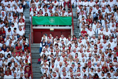 Público asistente a la Plaza de Toros de Pamplona durante la tercera corrida de la Feria del Toro 2019 con la ganadería de José Escolar para los diestros Fernando Robleño, Javier Castaño y Pepe Moral.