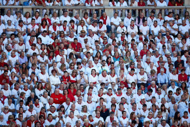 Público asistente a la Plaza de Toros de Pamplona durante la tercera corrida de la Feria del Toro 2019 con la ganadería de José Escolar para los diestros Fernando Robleño, Javier Castaño y Pepe Moral.