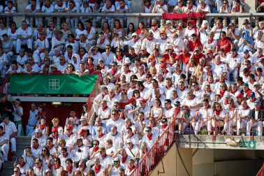 Público asistente a la Plaza de Toros de Pamplona durante la tercera corrida de la Feria del Toro 2019 con la ganadería de José Escolar para los diestros Fernando Robleño, Javier Castaño y Pepe Moral.