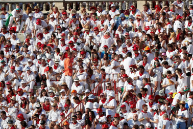 Público asistente a la Plaza de Toros de Pamplona durante la tercera corrida de la Feria del Toro 2019 con la ganadería de José Escolar para los diestros Fernando Robleño, Javier Castaño y Pepe Moral.